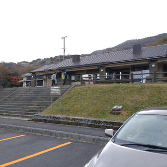 懐かしい駐車場は広いけど、週末は満車だろうな