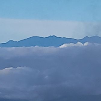 富士山の右に目を移すと、中央に見える双耳峰の笊ヶ岳→聖岳→悪沢岳など南アルプスも望めました