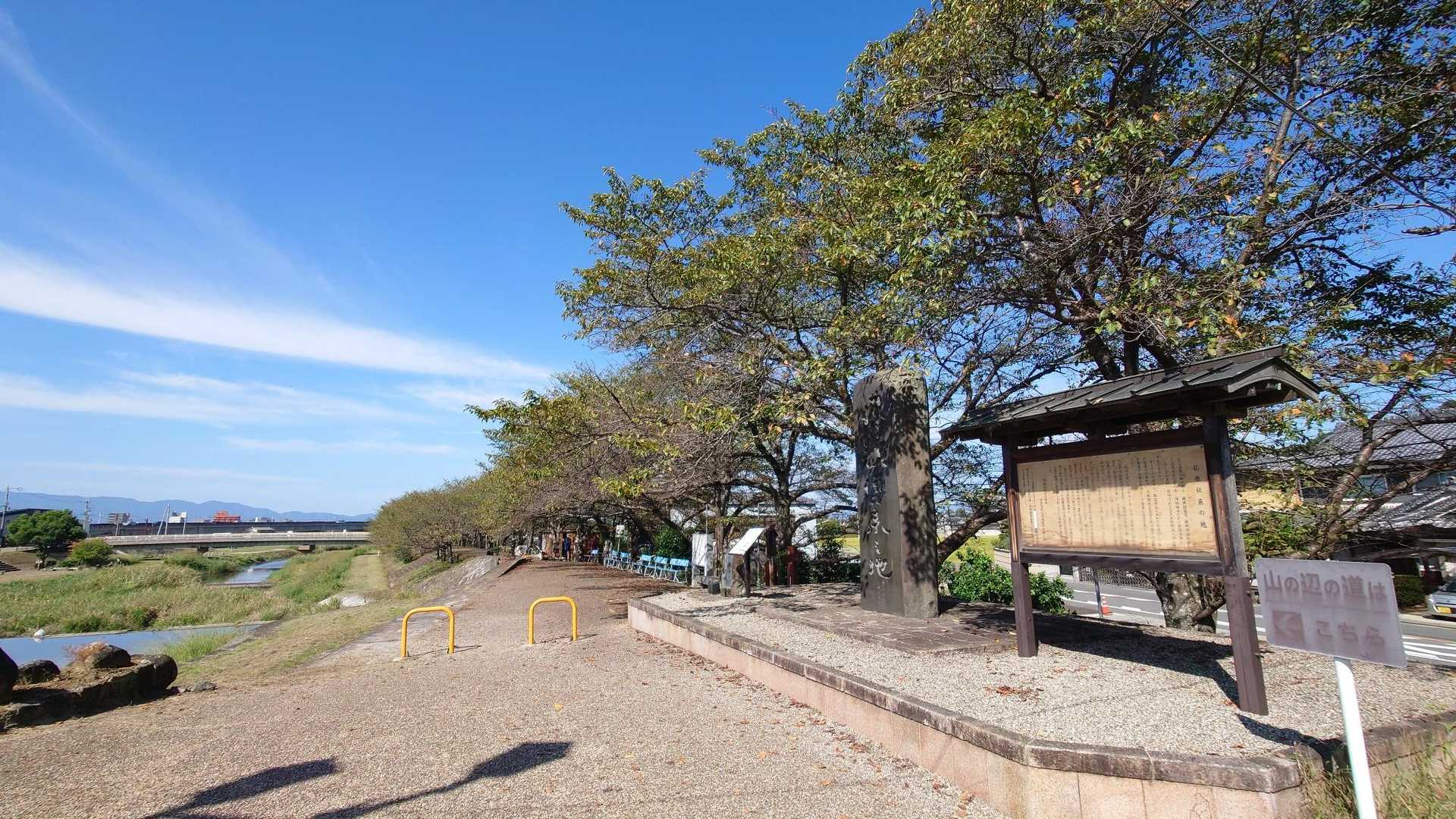 初瀬川を渡り、仏教伝来の地碑へ。
この付近に海石榴市(つばいち)という古代で最も大きな市場がありました。
この付近が山の辺の道の起点です。
当時の幹線道路である山の辺の道・初瀬街道・磐余の道・竹ノ内街道が交錯する交通の要衝で、西暦538年(欽明天皇13年)、百済からの使節団が大阪湾から大和川をここまで遡り、仏教を伝えたと言われています。