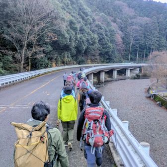 バス降り立つ。
束の間のパーティー。（ソロなので気のせい）
