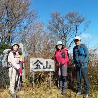 山頂でお願いして撮って
いただきました
山頂は今日は登山者で賑わっていいました。