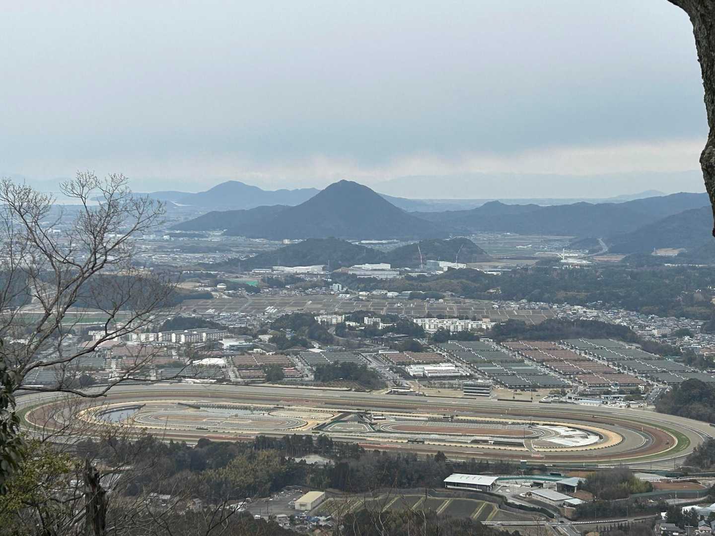 小鶏冠山から三上山と栗東トレセン