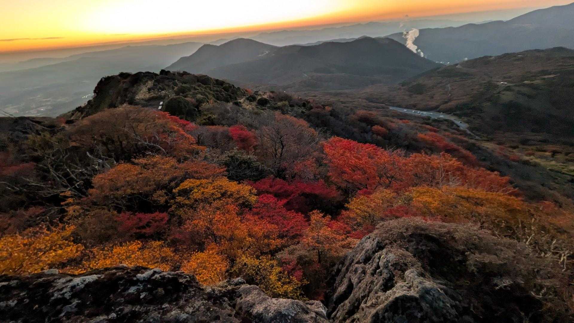☀は沈んだけど、光の帯と🍁はまだ綺麗です😊