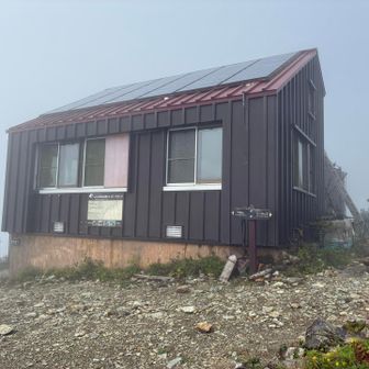 肩の小屋もガスの中