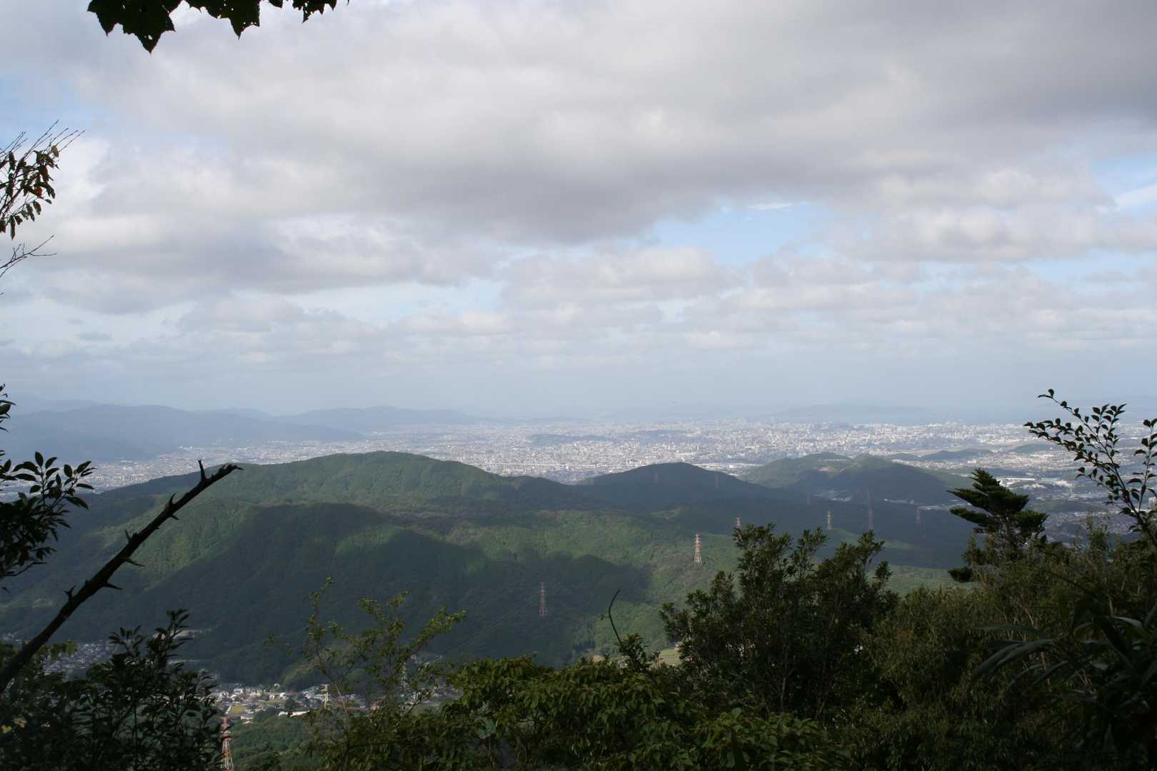 途中の開けた場所から四王寺方面