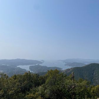 石段をやり過ごせば切原浅間山の山頂。五ケ所湾がきれいです。