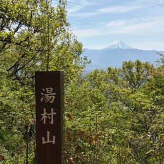 湯村山からの富士山。綺麗に清掃された東屋あります。時計もありました🕰️(正確に動いていましたよ)