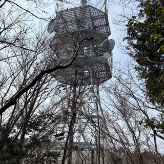 アンテナあり！
ＮＴＴドコモの船坂無線中継所との事。
K3さん、教えてくれてありがとうございます。