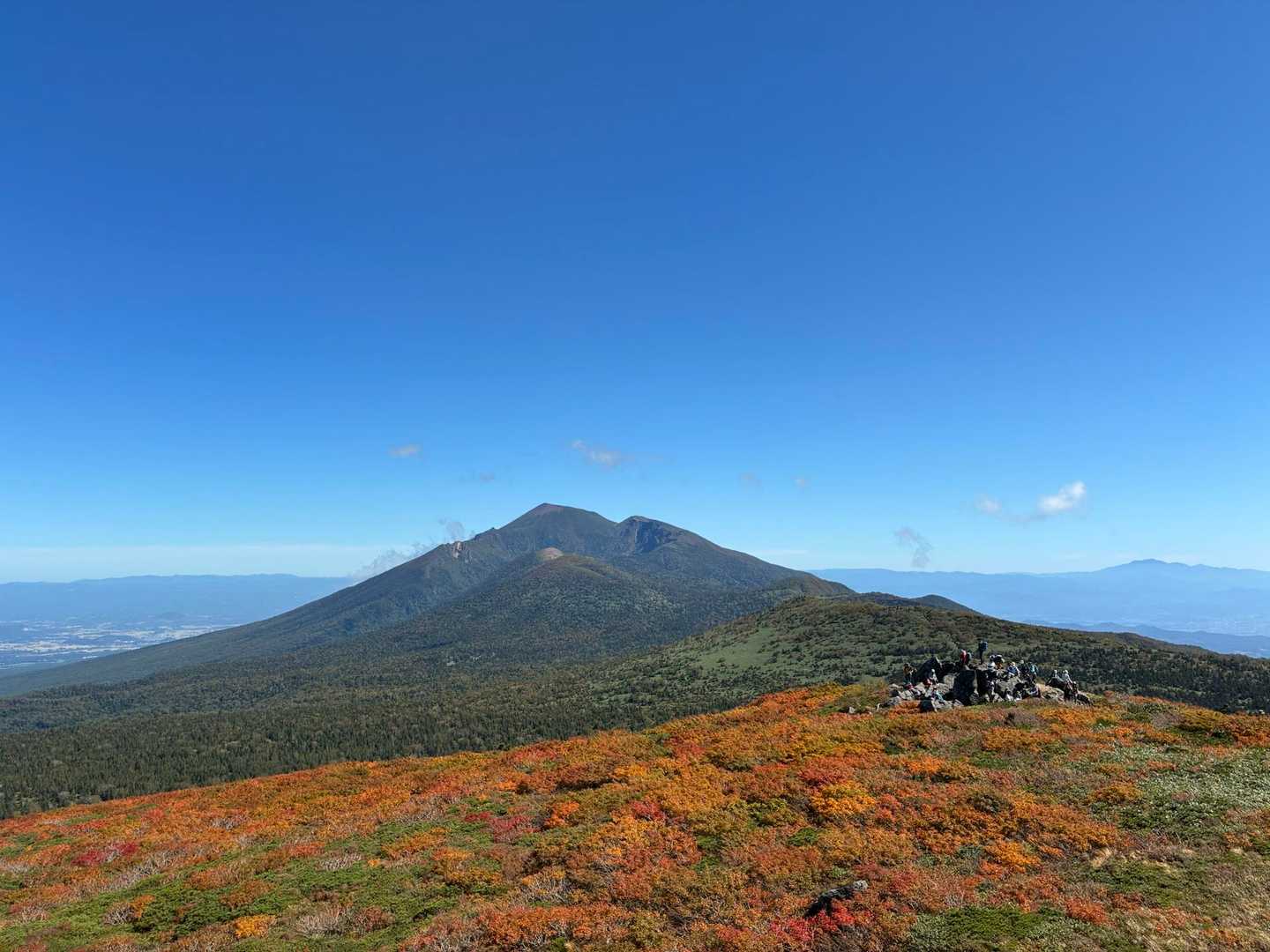 眼下に広がる紅葉、目の前の岩手山、遠くの山々、そして青空　天晴れでした！