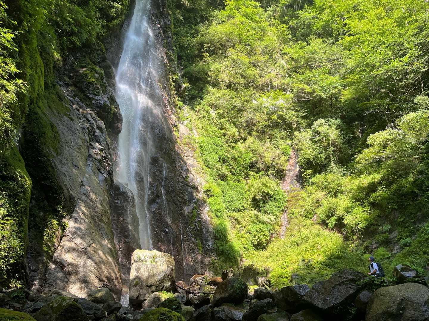 人との対比

ここも休憩には向かないので
畦ヶ丸山頂へ

ピストンよりも周回したいところですが、この暑さの中、道路を歩きたくない！
以前、一軒家避難小屋に大変お世話になってるのでお礼参りしたいところでしたが来た道を戻って終了です！