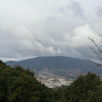 山頂展望台から生駒山方面、ここしか見えません