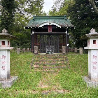 山頂奥には東照宮。徳川家に配慮？