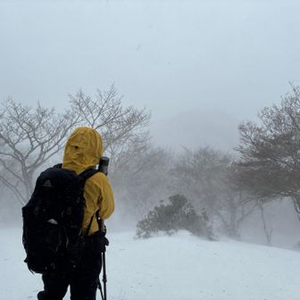 横殴りの吹雪
行くも戻るも地獄状態😅
行くしかないw