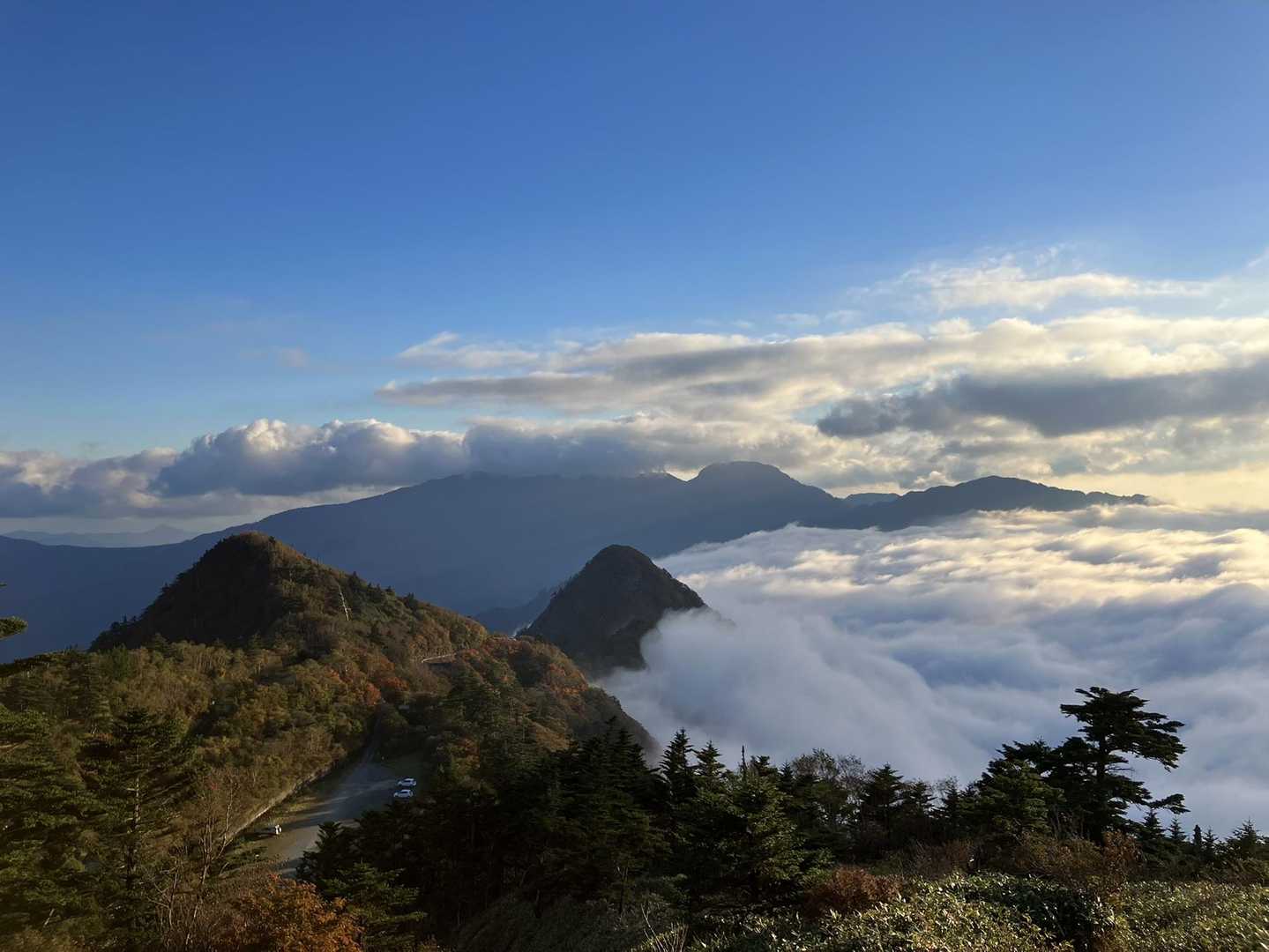 駐車場と子持権現山