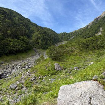 画面中央の沢からの登り口が地獄の入口のようです。
ヘタレな私には近づけません