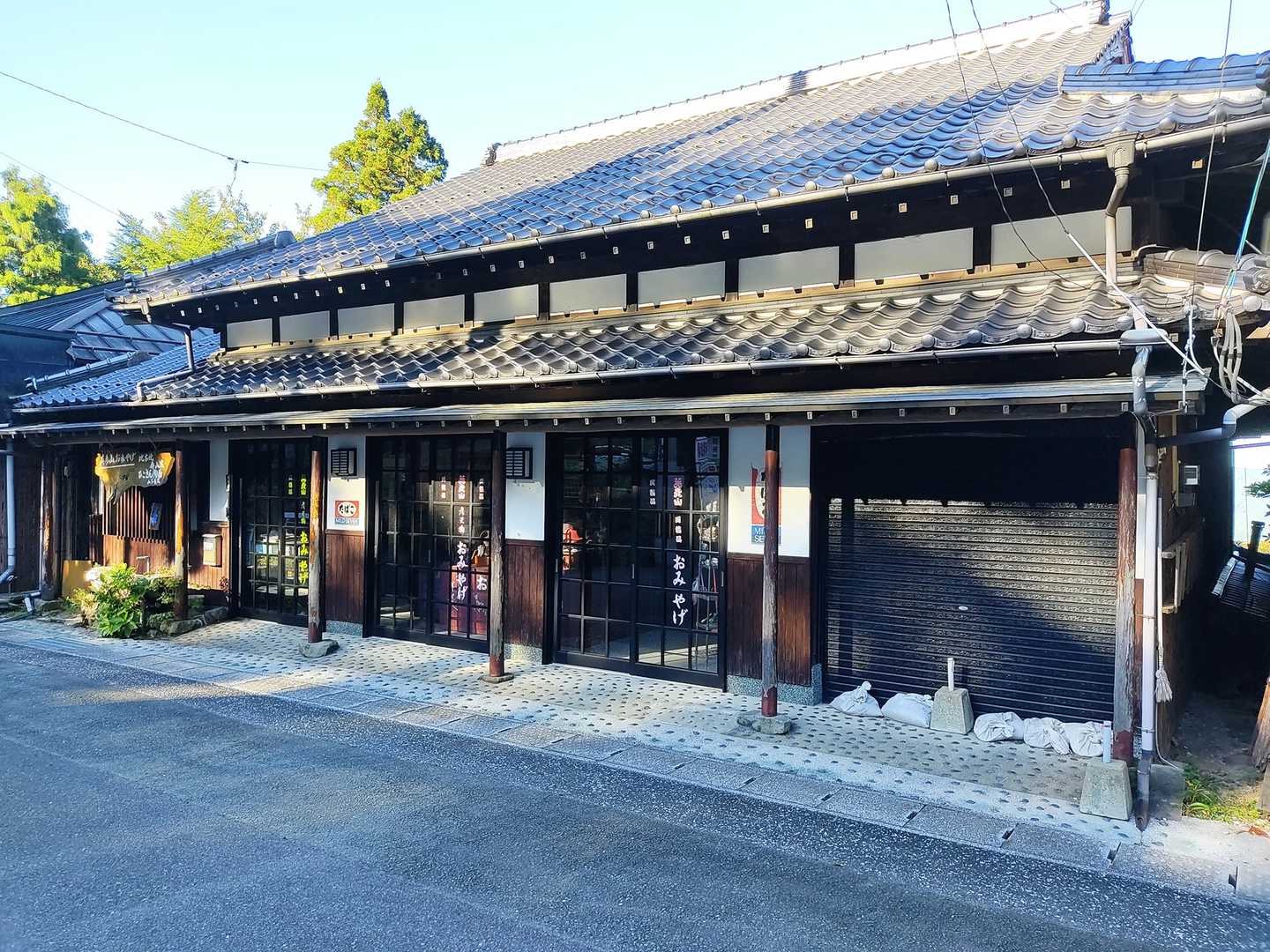 少し舗装路を歩いて、商店の前を通り過ぎる。