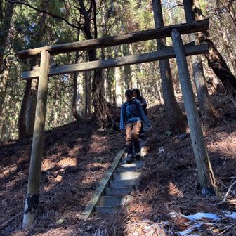 小峠へいったん降りて