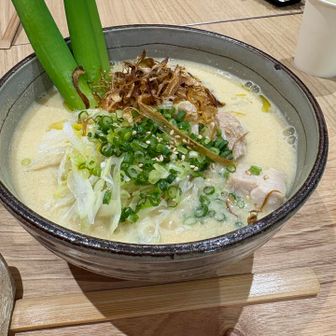 深谷ねぎのポタージュうどん（1,870円）
ネギも美味しかったけど鶏肉と茶色部分（焦がしネギ？）も美味しかった👍