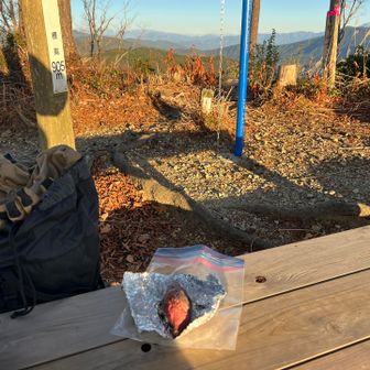 見行山！
山頂！

家のストーブの上で焼いたサツマイモ！
腐りかけてたかも・・・、苦い！おいしくない!