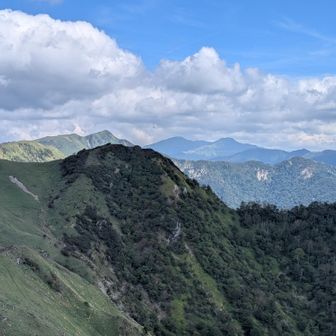 奥に三嶺  右横に伸びてる稜線は剣山からの縦走路
辿っていくとタロジロ
手前の稜線は綱付森へ