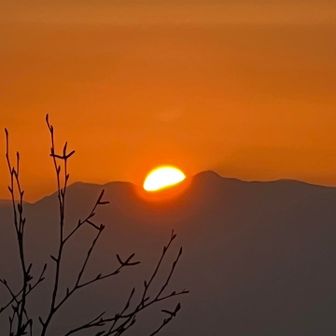 光岳からのご来光
この直線上に富士山があるがここからは見えない