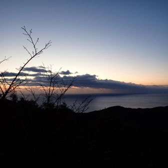海の右の方は雪か雨が降ってるっぽい