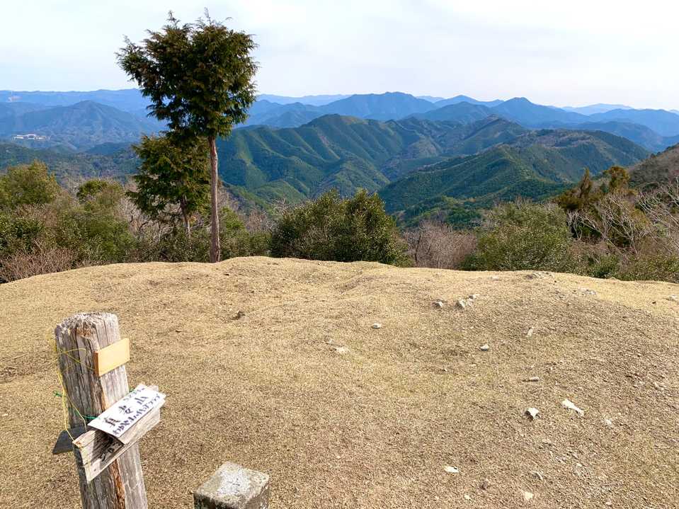 1時間程で頂上⛰
とても500mほどの標高とは思えない景色です❗️