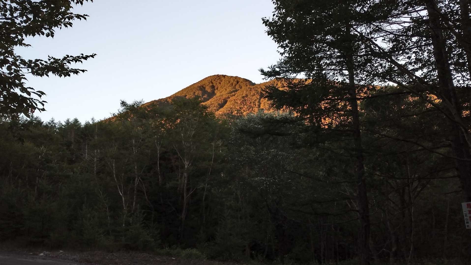朝焼けに映える男体山
