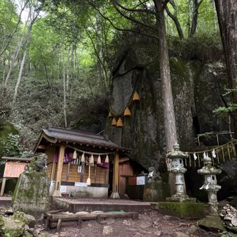 本殿には御神体の石が祀られています🙏