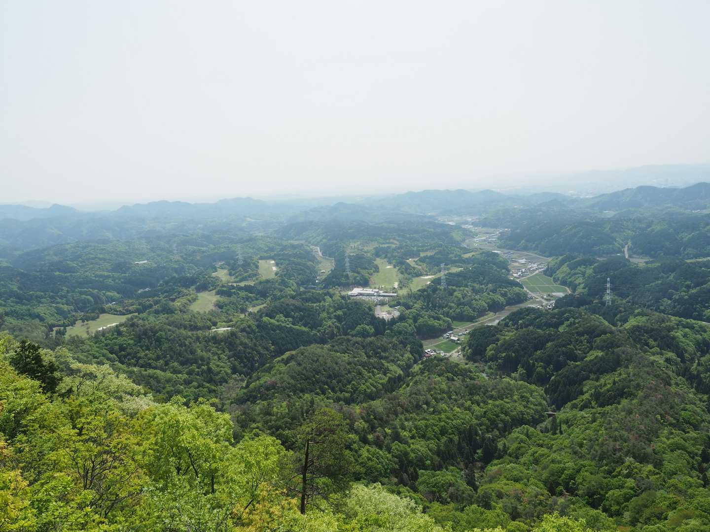 麓にゴルフ場