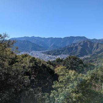 中川の谷（中奥）と尾鷲市の町並み。南西。高峰山（中左）ヒメシャラ平（中右）