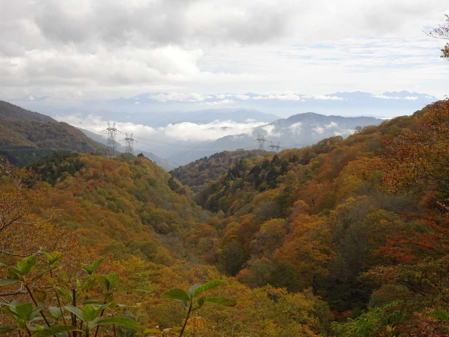 雲が多い辛うじて北アルプスが🏔
山頂に着いた頃はスッキリ見えるかも☀