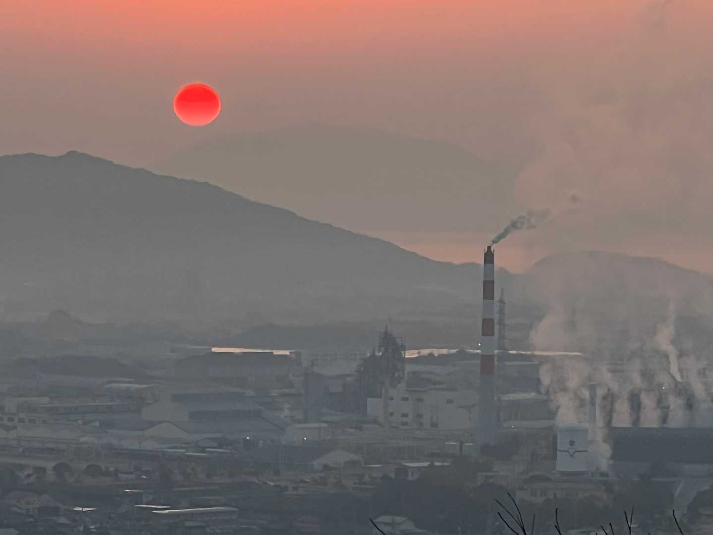山頂から。
iPhoneの補正が入るのか日本画のような太陽