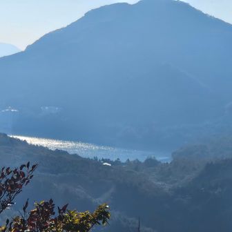 あっという間に到着。
輝く榛名湖。奥は掃部ヶ岳