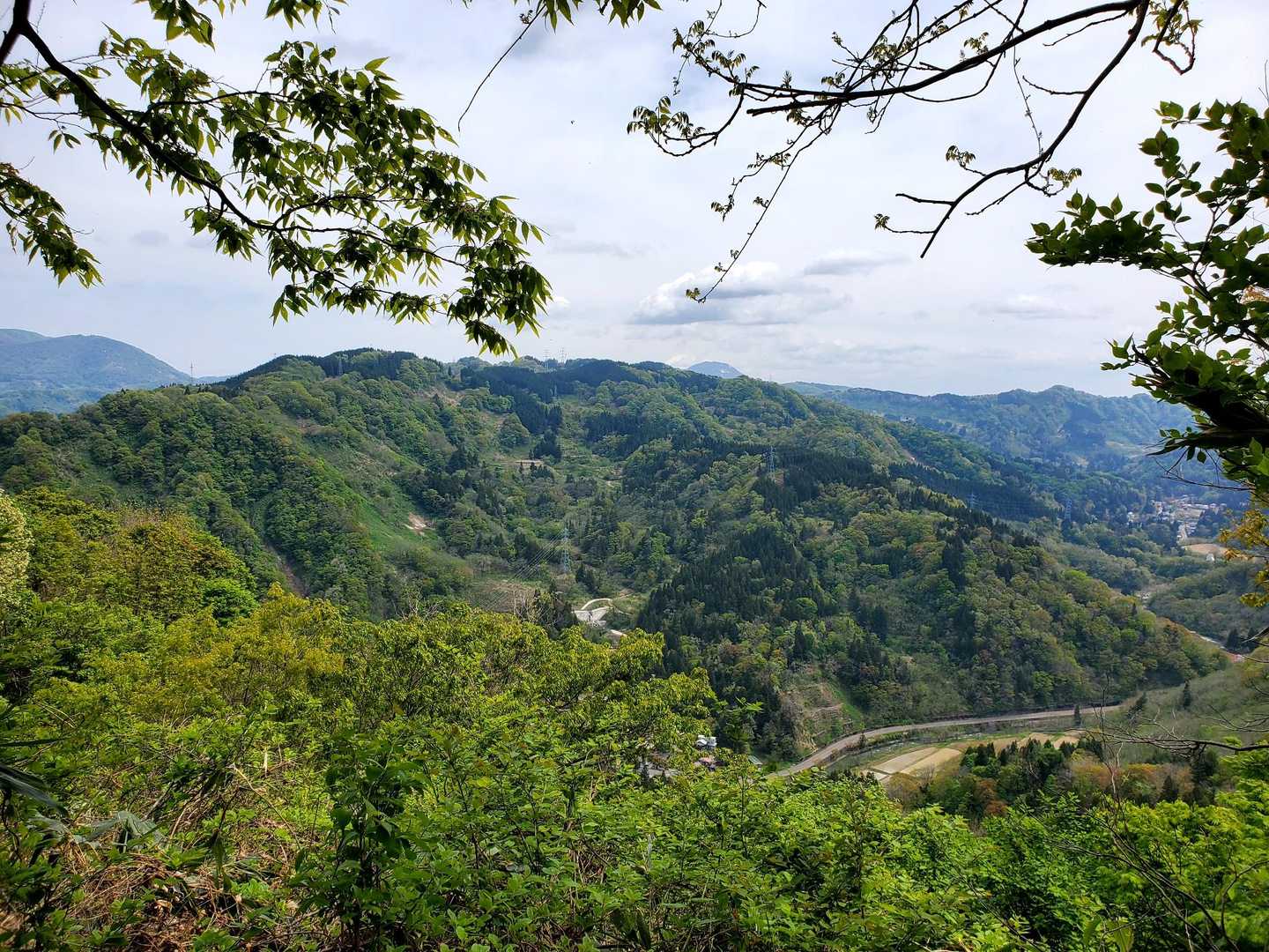 開けた🙌
方角どっちだ？
下の道は、多分十日町へ続く道。