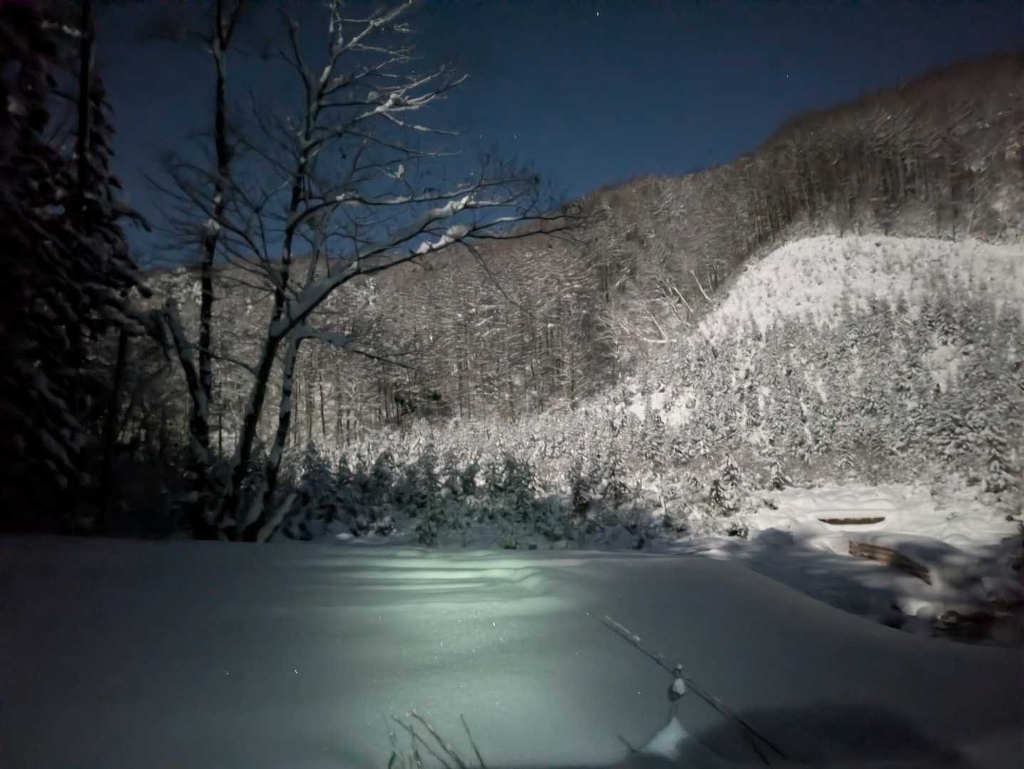堰堤からの雪景色