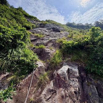 しばしスラブの岩場を登ります。