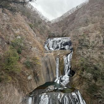 観光テラスから滝の鑑賞
滝の奥の稜線を馬蹄形に歩いてテラスまで降りてきました
