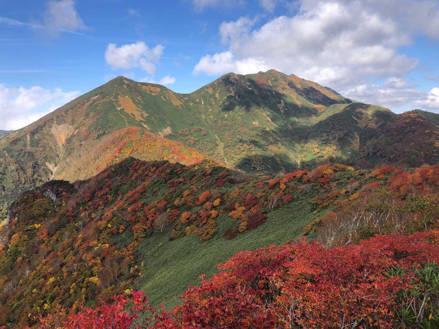 笠ヶ岳。朝日岳
北側斜面は良い紅葉