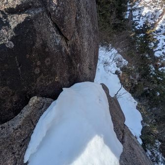 ここは、落ちたらヘブン😇のトラバース。岩に着いた雪をピッケルで落とす。ピッケルを使用したのはこの時だけ