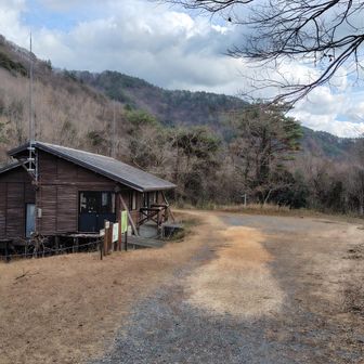 建物の前を回り込んで