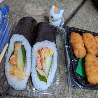 急遽の山歩だったから通り道のスーパーで巻きとささみチーズフライを旦那と半分こ🍗⸒⸒(ﾟдﾟ)ｳﾏｰ