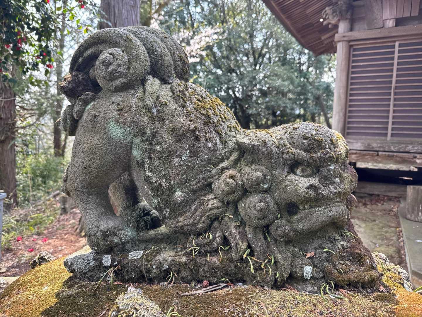 狛犬も独特の形