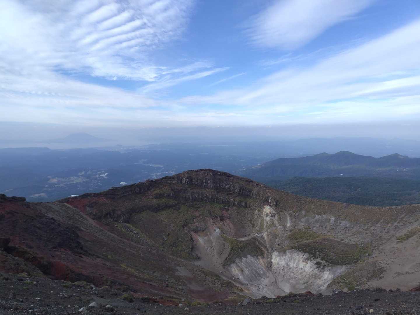 御鉢を上から覗き込む
左奥に桜島