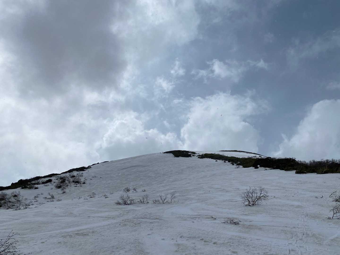 チセなら雪がまだあるから滑れるなぁ！