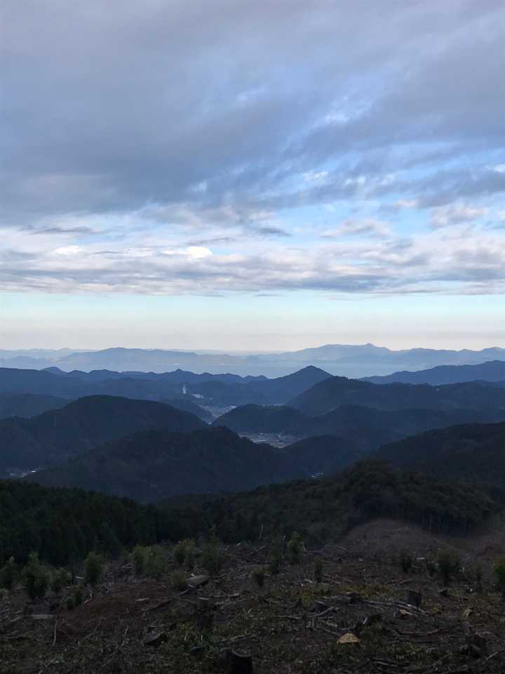 狭い山頂広場の先には、芦北の海が見えました。