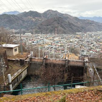 水道橋の水がここまで流れてくるようだ