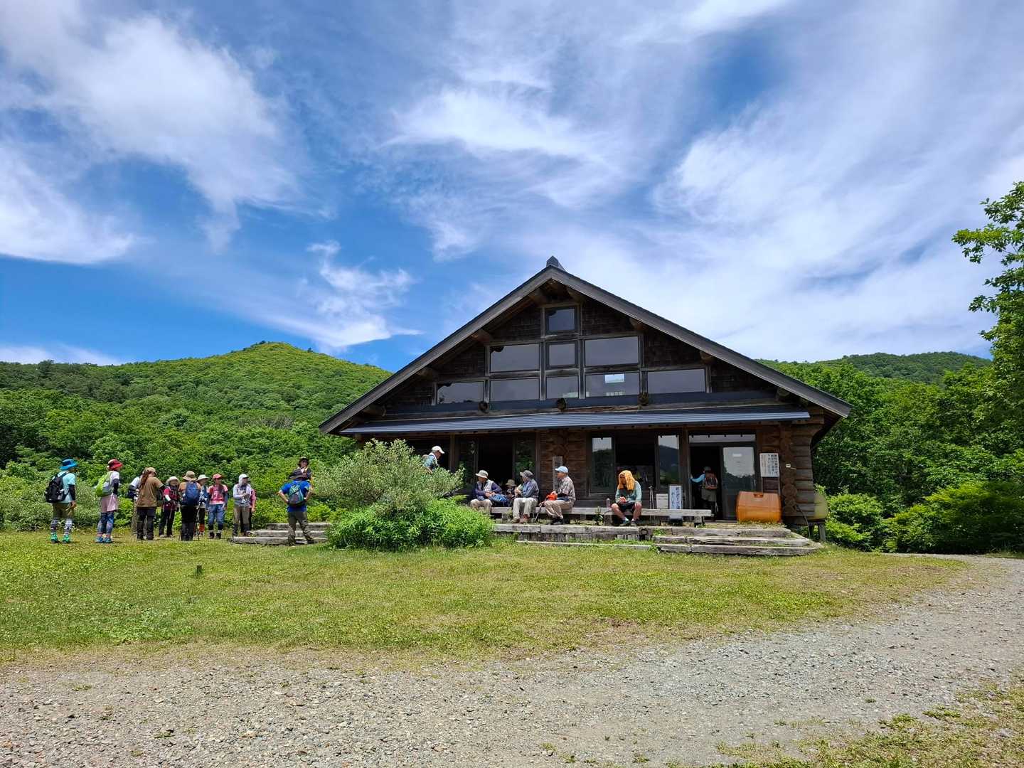 雄国沼休憩所
中にトイレあり、きれいでとても立派！
たくさんの登山者がここで休憩していました
我々もここでひと休み