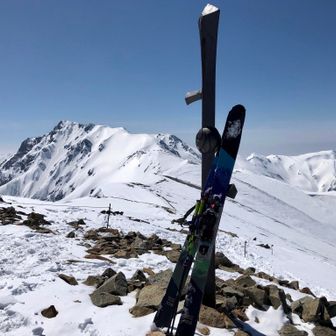 小蓮華山到着。
ここから2時間あれば白馬岳到着。
2号雪渓から猿倉まで一時間。
後髪は引かれるが、車は栂池である事を忘れずに金山沢へ。
