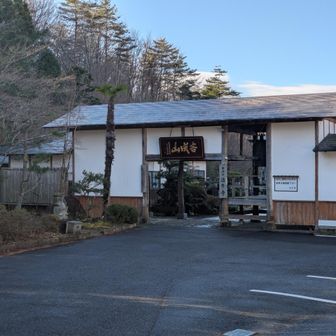 活牛寺。この前の道路は要注意。狭い抜け道だけど交通量多く怖いです。